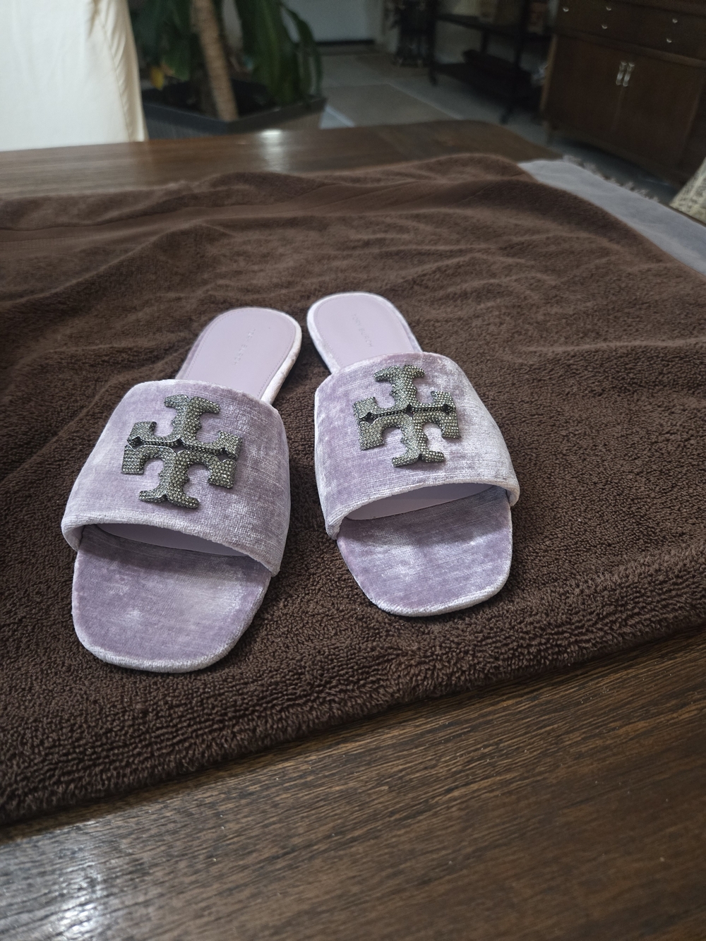 Tory Burch Lilac Velvet Slide Sandals with Crystal Logo NWT Size 10 - Picture 11 of 11
